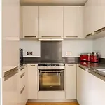Modern City Centre House With Free Parking