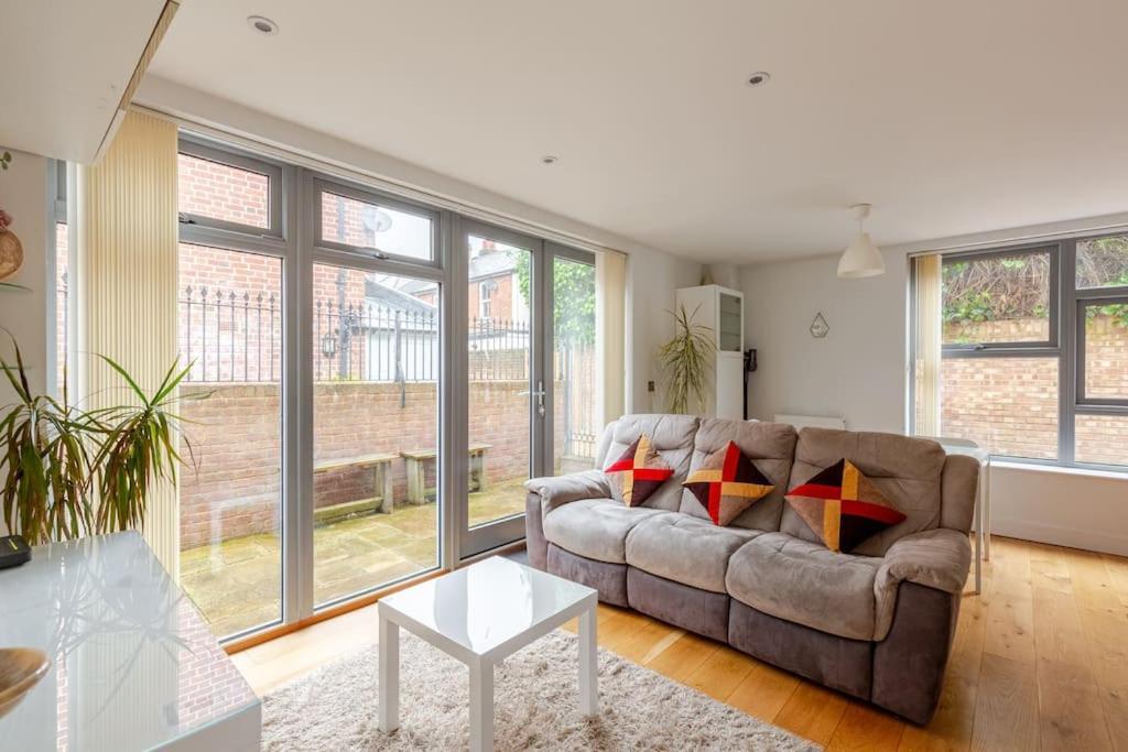 Modern Centre House With Free Parking *