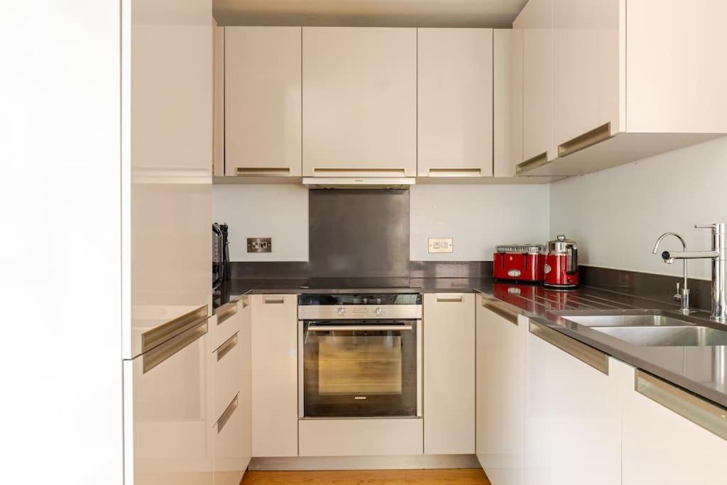 Modern Centre House With Free Parking Apartment Canterbury